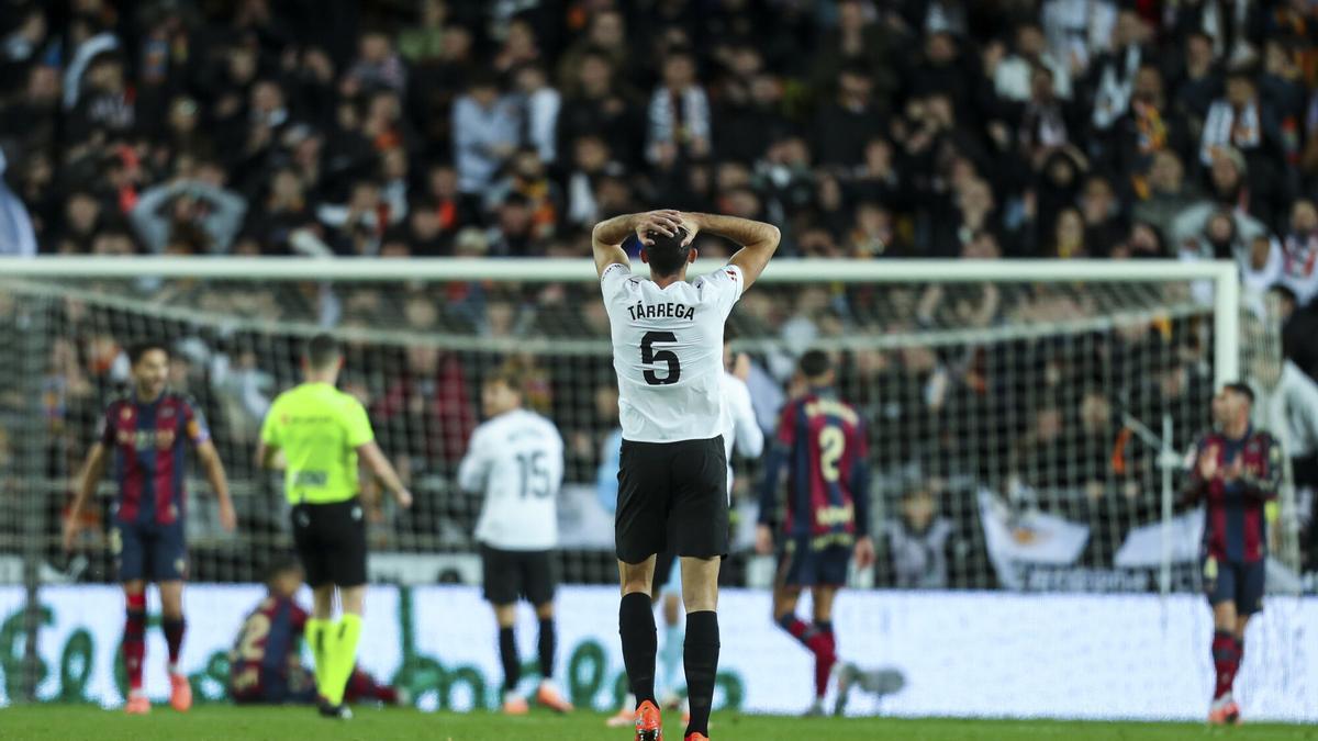 Cesar Tarrega de lamenta de una jugada ente el Levante.