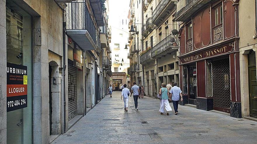 Negocis tancats al carrer Argenteria de Girona, en una imatge d&#039;arxiu.