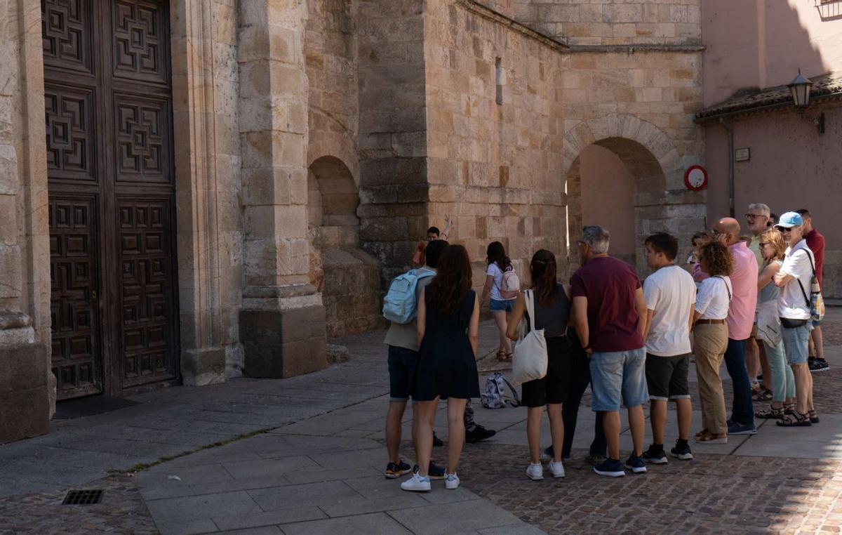 Un grupo de turistas en Zamora. | J. L. F. (ARCHIVO)