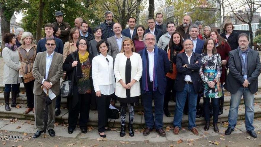 Los cabezas de lista posan en la Alameda junto a la presidenta de la Diputación, Carmela Silva (centro). // Rafa Vázquez