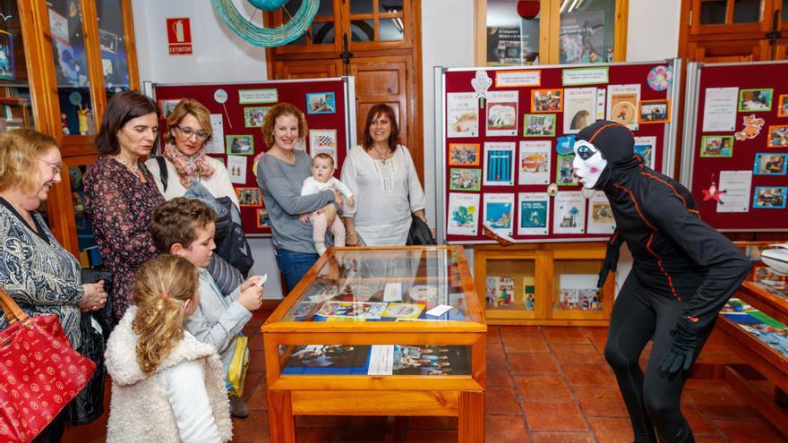 Mislata da a conocer su Biblioteca Municipal con obras de microteatro