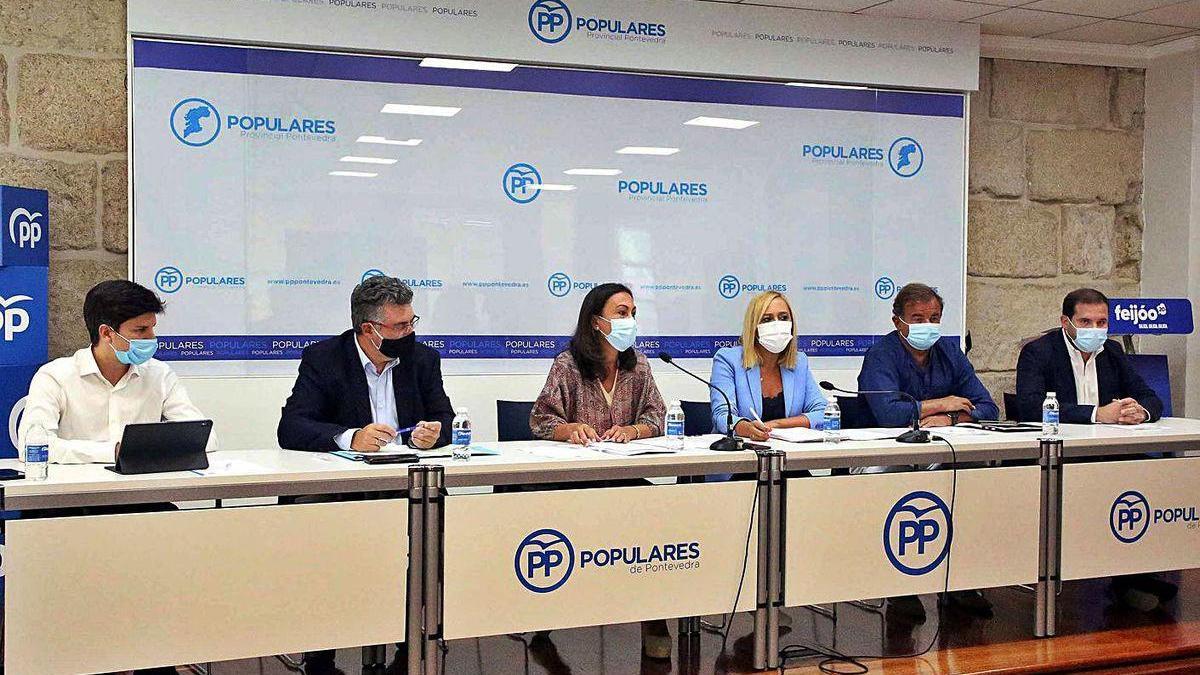 Los diputados y senadores, ayer, en la rueda de prensa celebrada en la sede del PP provincial.