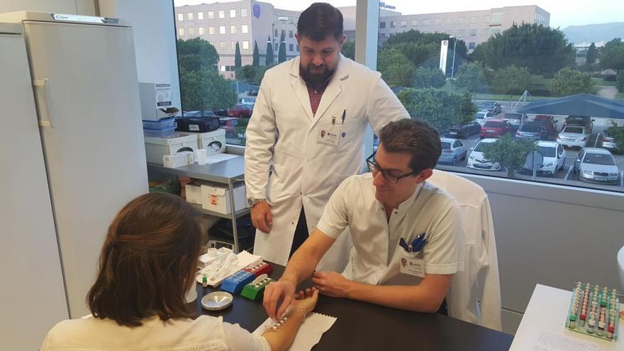 Alergólogos de Quirónsalud Palmaplanas realizando un test a un paciente con alergia