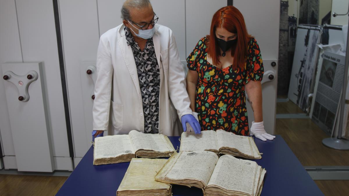 El responsable del Archivo Histórico, Fernando Jiménez Berrocal, y la edil de Cultura, Fernanda Valdés, con manuscritos.