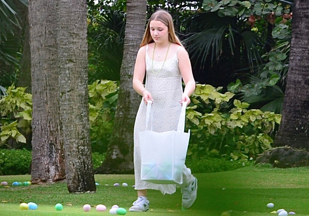 Harper Beckham con zapatillas y vestido en Miami