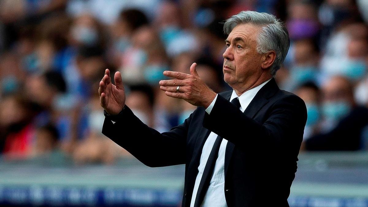 Ancelotti trata de organizar a su equipo en el RCDE Stadium.