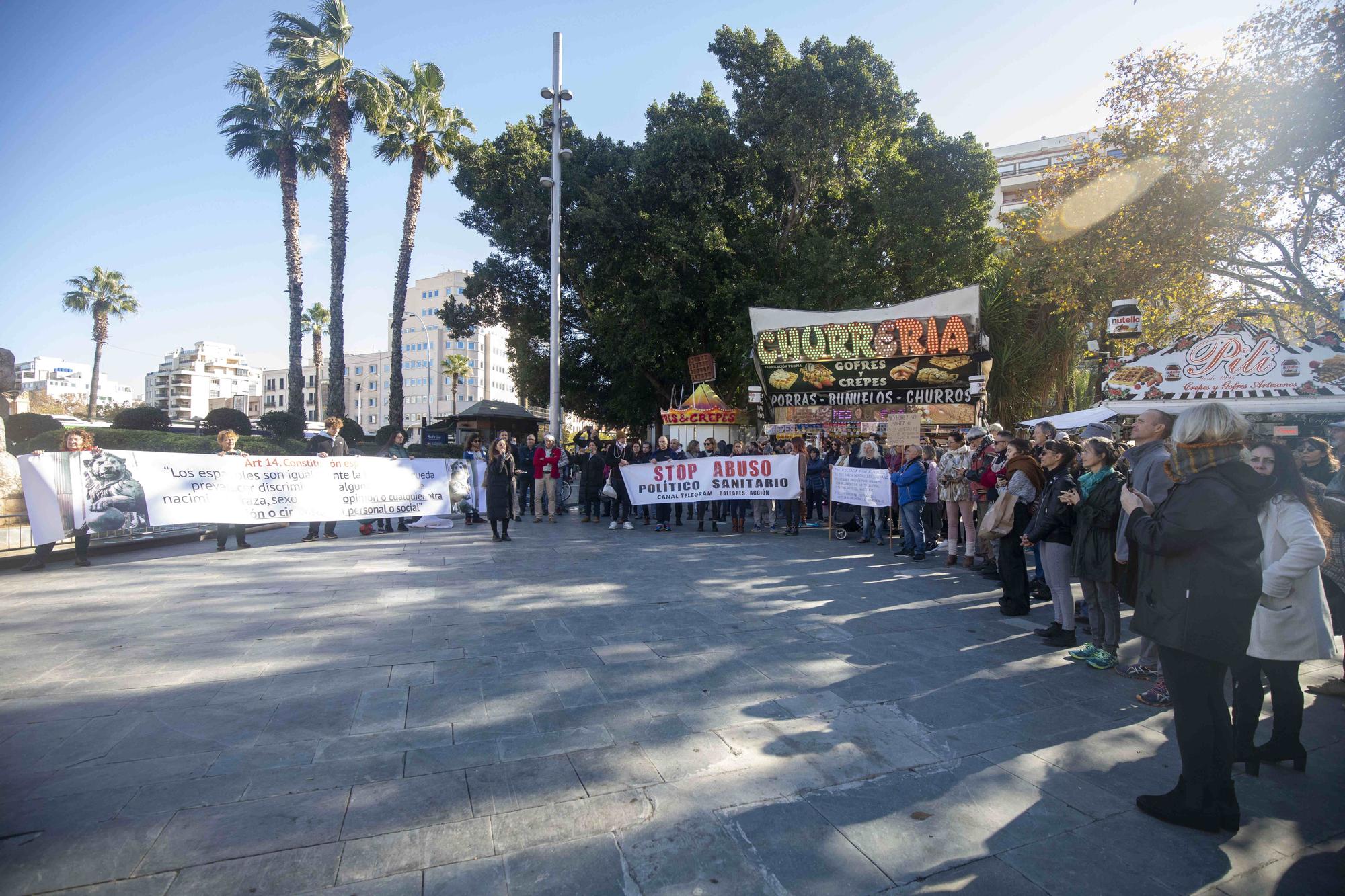 Más de 300 antivacunas se concentran en Palma contra el pasaporte covid