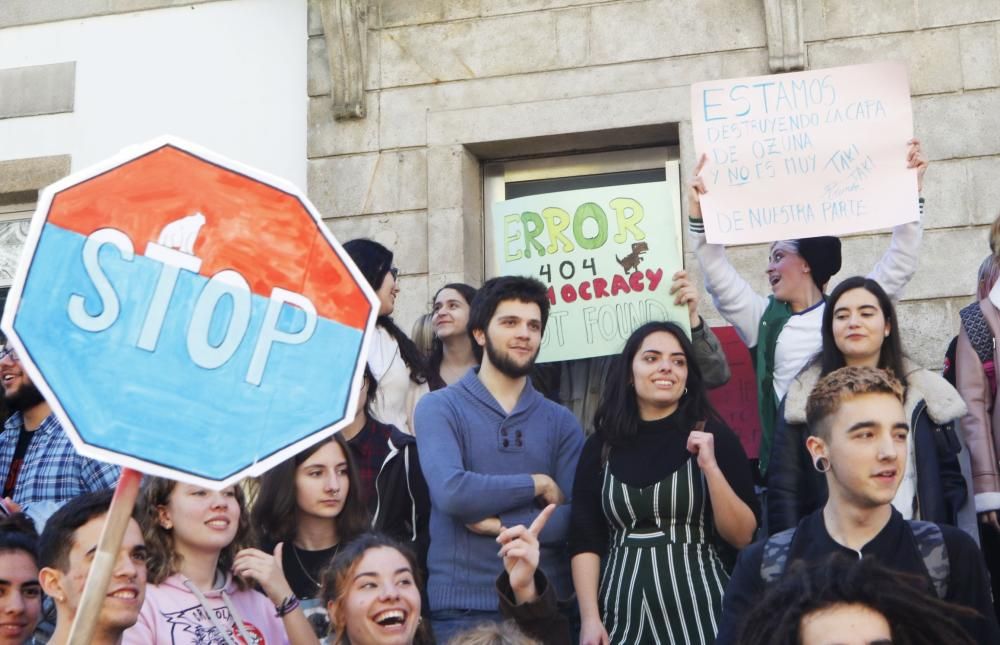 Decenas de jóvenes reivindican su 15-M en Vigo. // Alba Villar