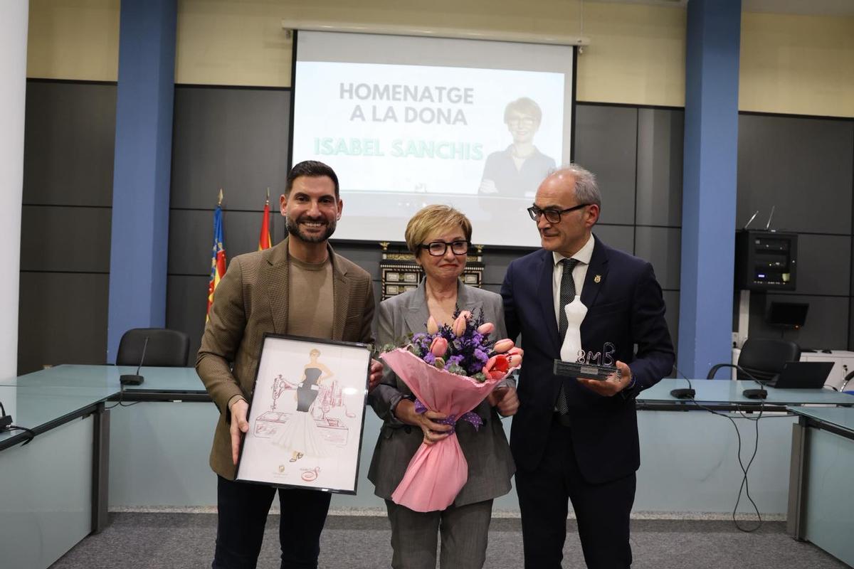 La diseñadora Isabel Sanchís recoge el reconocimiento por parte del Ayuntamiento de Benaguasil.