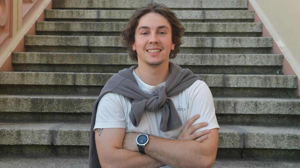 Pablo del Rio, en las escaleras del colegio Compañía de María