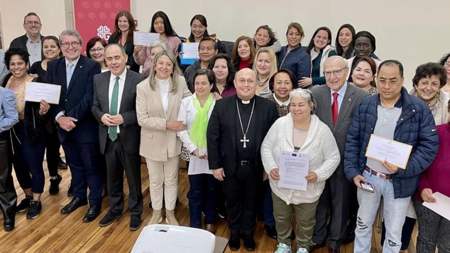 Fotografía de familia de los asistentes a la presentación de la memoria.