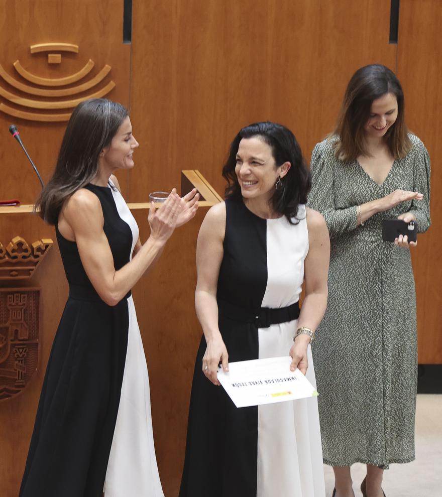 La divertida coincidencia de la Reina con una galardonada al entregar sus premios en Mérida