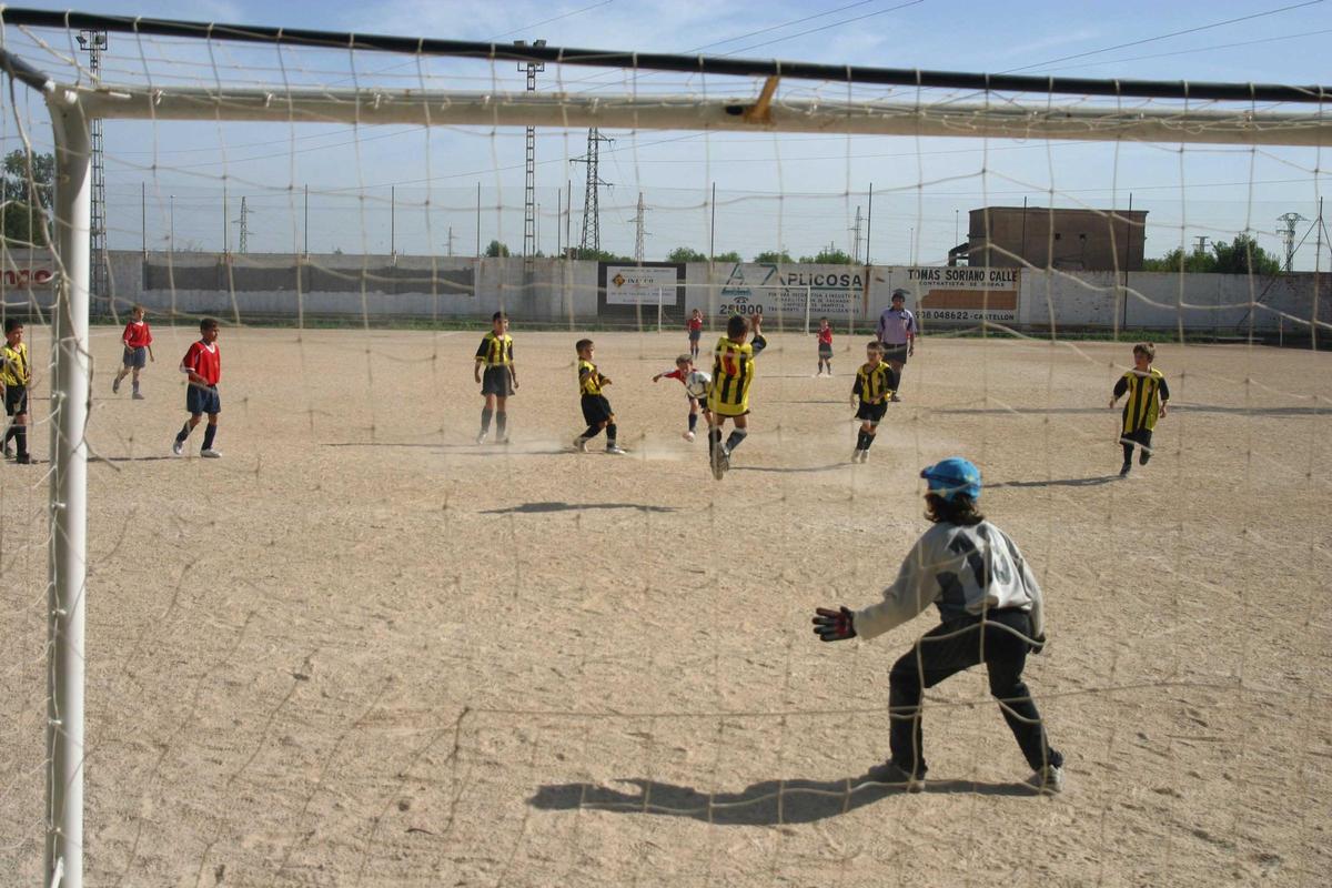 Imagen de archivo de unos niños jugando a fútbol en los campos federativos de Castelló.