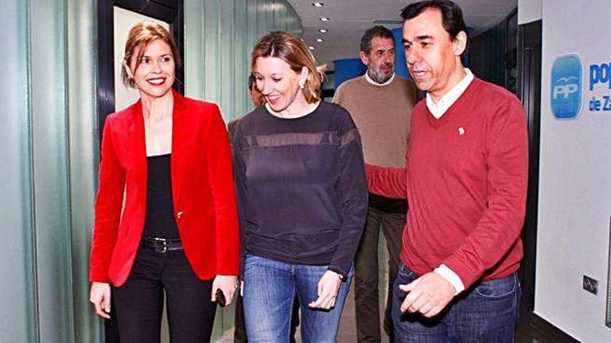 Isabel Blanco (centro), junto a Martínez Maíllo y Clara San Damián en la sede del PP de Zamora.