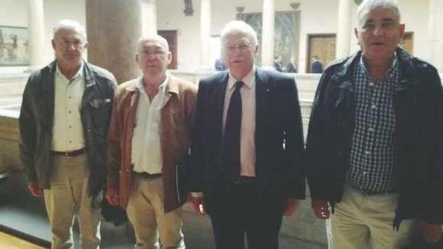 Representantes de Long Hope con el ministro Borrell, ayer.