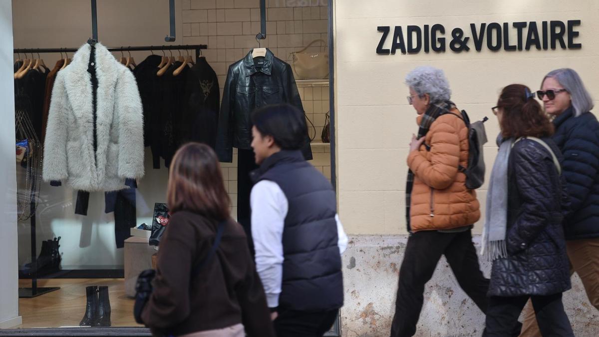 Escaparate en una de las tiendas de la calle Sorní de València, que concentra un buen número de comercios de alta gama.