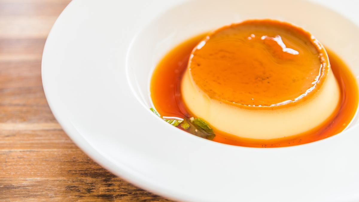 Hacer flan de queso es bien fácil.