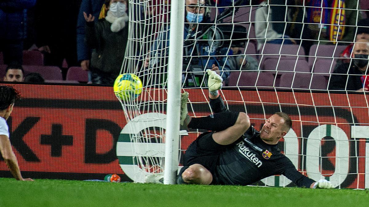 Ter Stegen, enganchado en la red dentro de la portería en el 2-2.