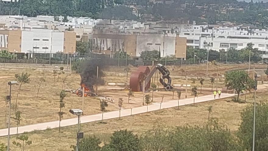 Susto en el Parque del Flamenco de Córdoba al salir ardiendo una máquina excavadora