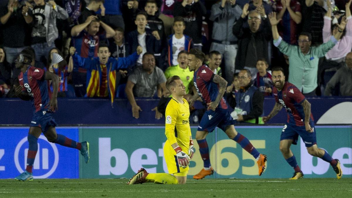 Los jugadores del Levante celebran uno de los cinco goles que marcaron en una noche histórica en el Ciutat de València