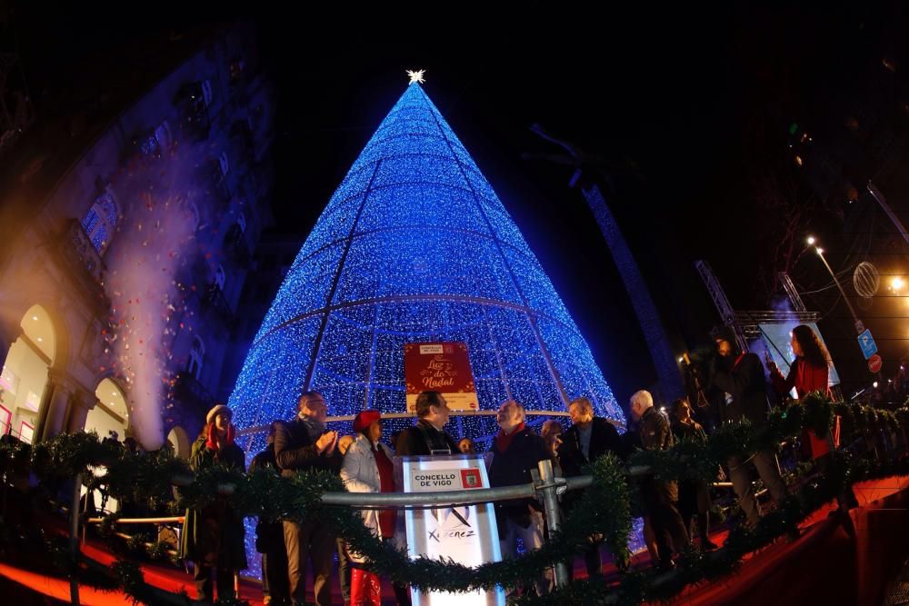 La Navidad arranca en Vigo con el encendido del alumbrado // R. G. / L. V. / C. P. / J. A.