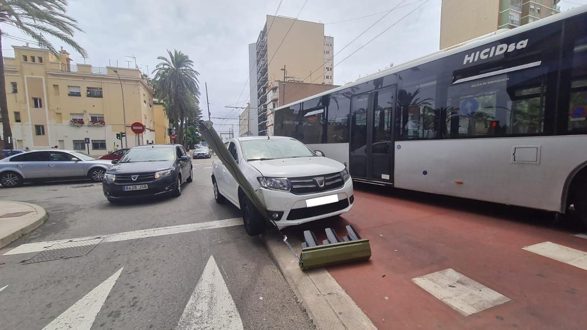 Imagen del coche accidentado en el Grau este viernes