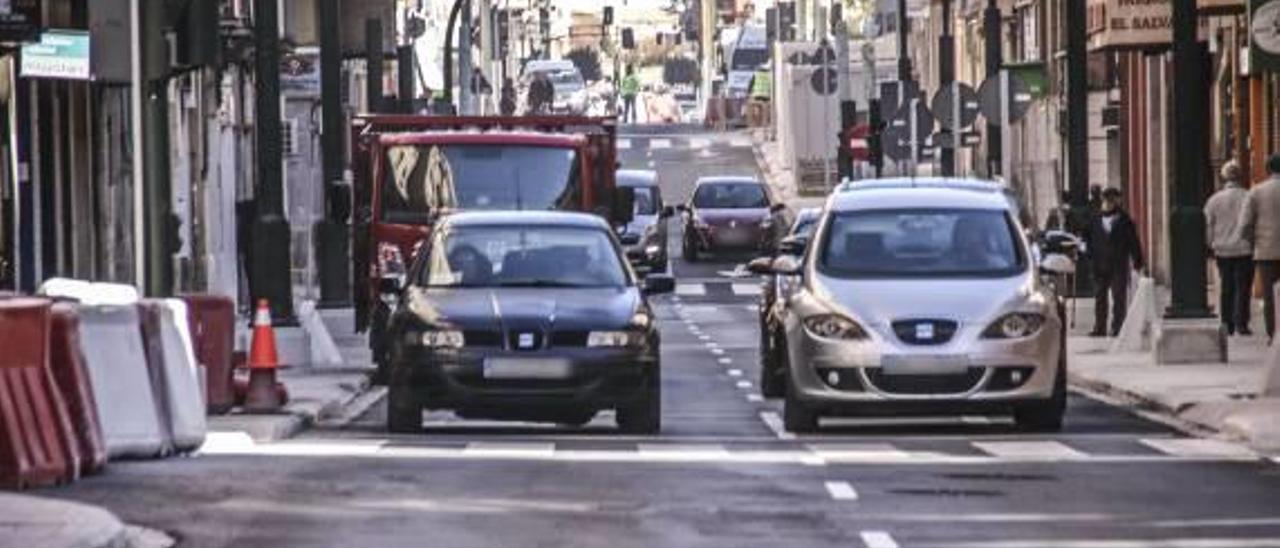 Vehículos circulando ayer por la calle Entenza una vez finalizados los trabajos de asfaltado y señalización.