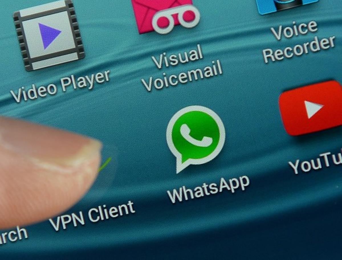 El logo de Whatsapp en la pantalla de un teléfono móvil. El logo de Whatsapp en la pantalla de un teléfono móvil.
