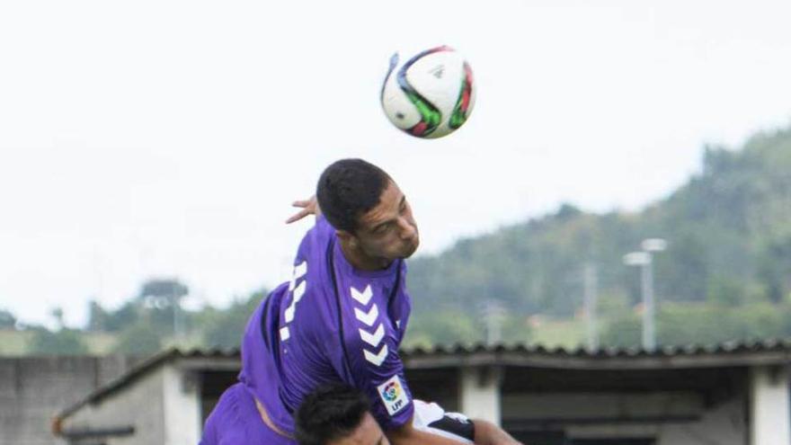 Cristian, del Valladolid, despeja por encima de Pedro Beda.