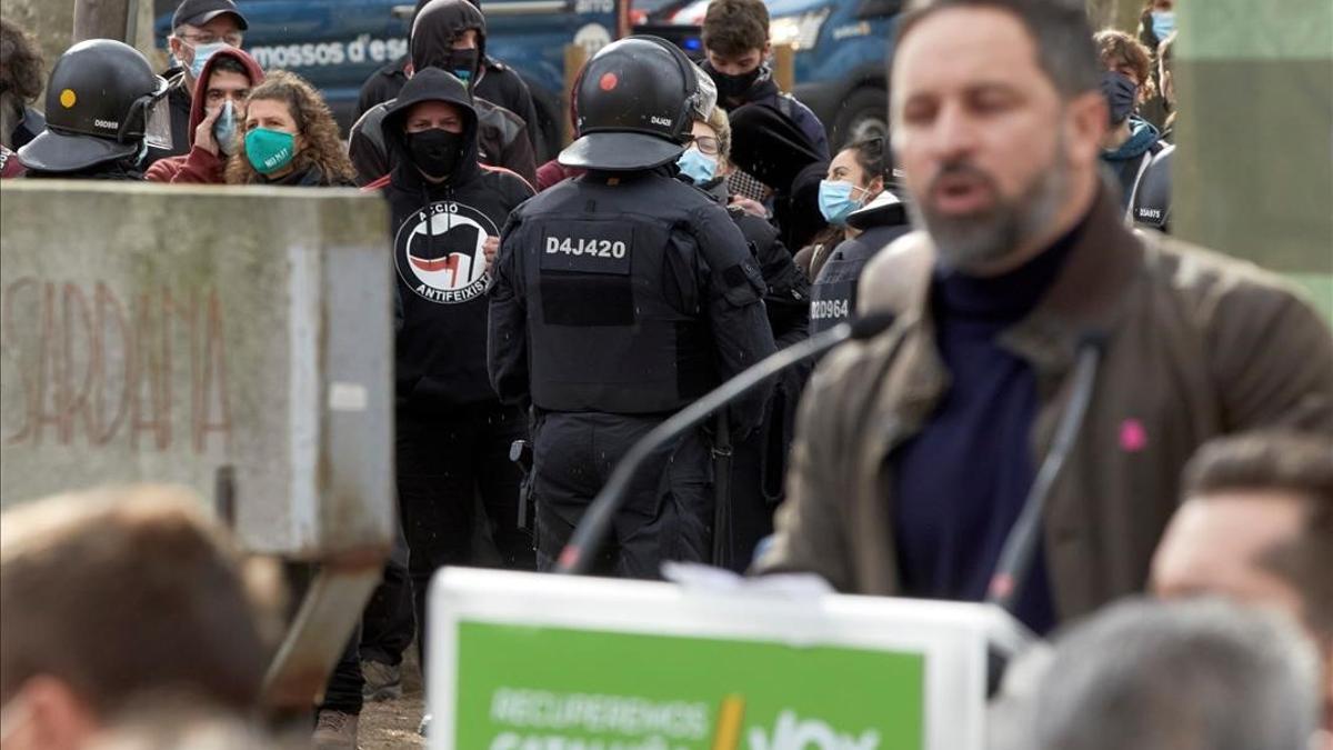 GRAF9523  GIRONA  30 01 2021 - Agentes controlan a un grupo antifascista mientras el lider de Vox  Santiago Abascal (d)  interviene en un acto electoral celebrado este sabado en el parque de la Dehesa de Girona  EFE  David Borrat