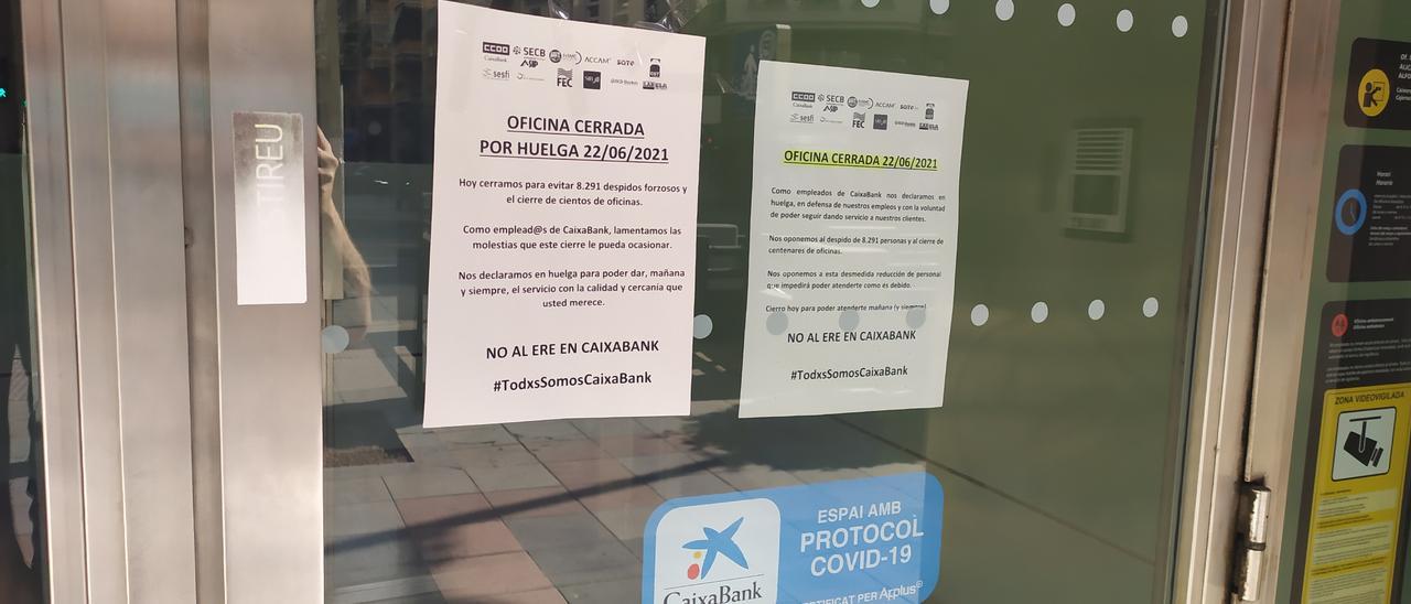 Carteles informativos en una de las oficinas de CaixaBank en Alicante.