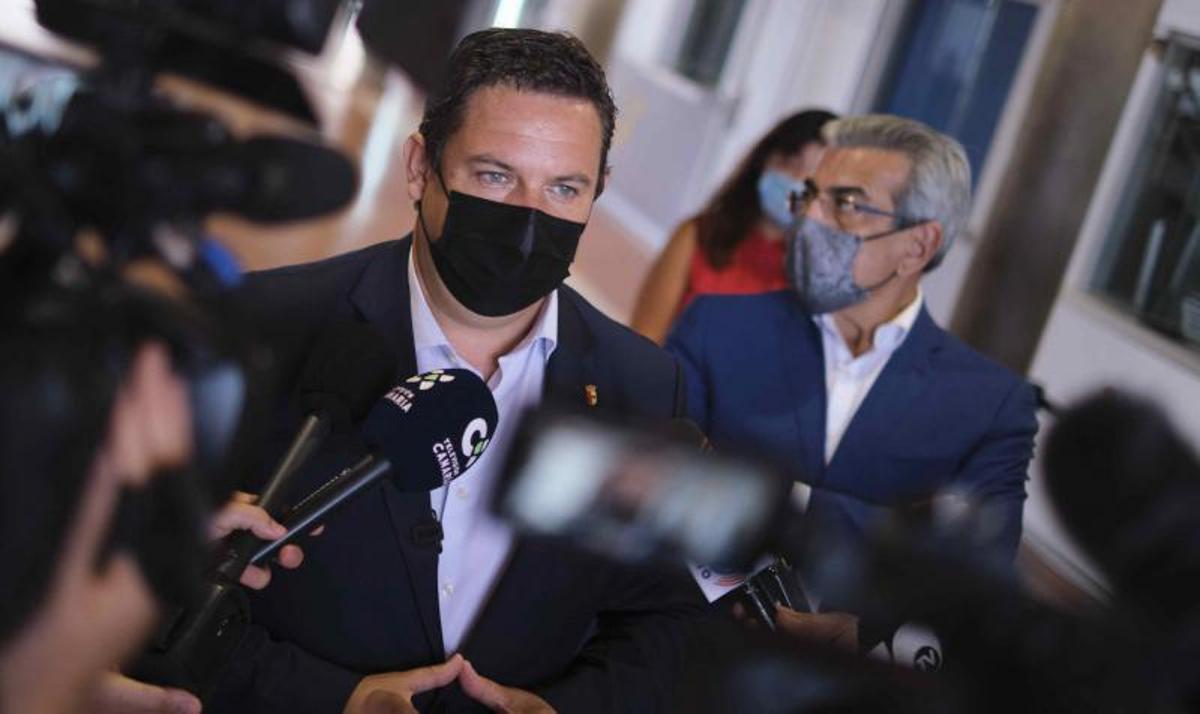 Román Rodríguez visita el Puerto de Los Cristianos