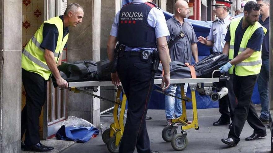 Dos hombres muertos por arma blanca en un pelea en un piso en Barcelona