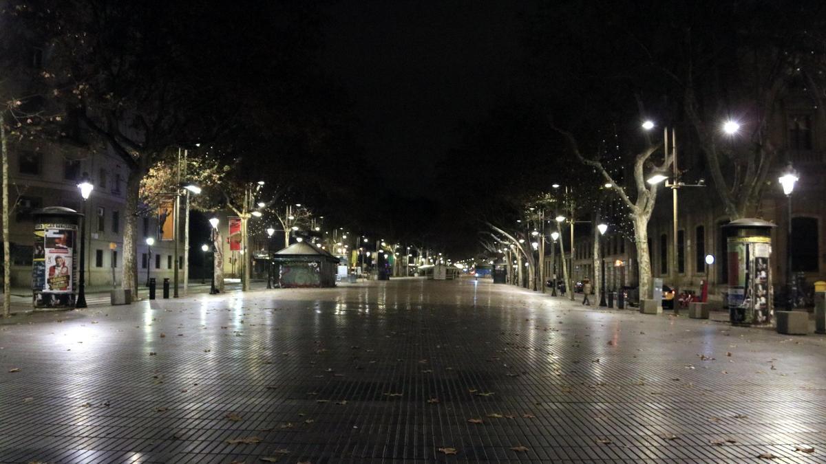 La Rambla de Santa Mònica de Barcelona, passades la una de la matinada, buida, en la primera nit del toc de queda per la sisena onada de la covid-19. 24 de desembre del 2021. (Horitzontal)