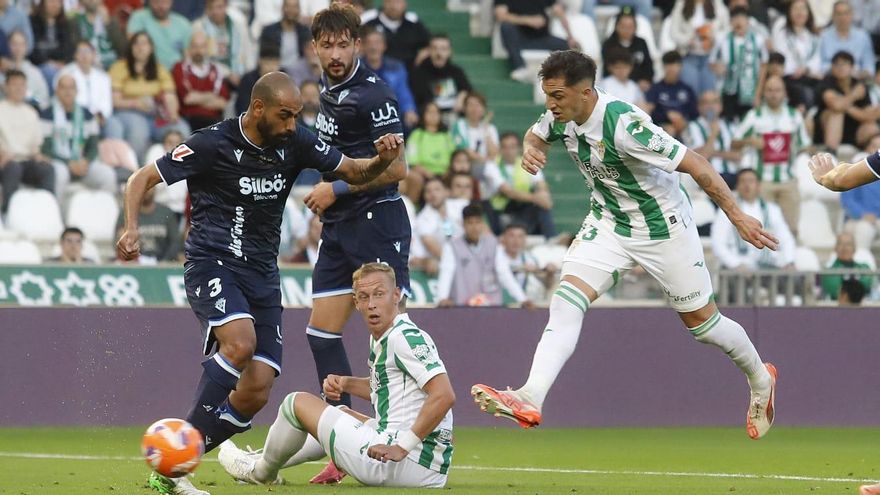 El Córdoba CF vuelve a ganar en El Arcángel dos meses después