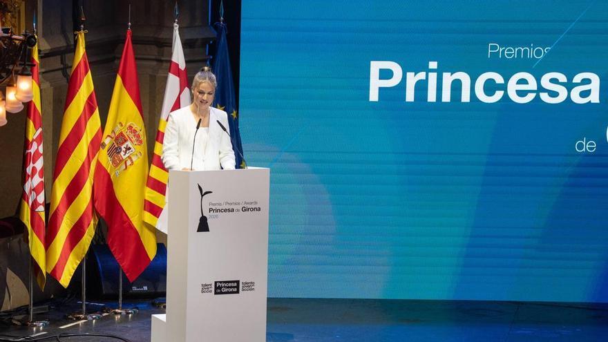 El estilo de Leonor evoluciona con humor, referencias a la cultura popular, un lenguaje menos solemne y un guiño a su hermana