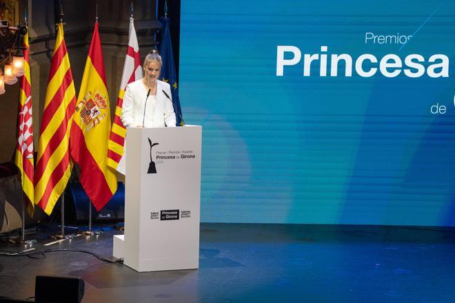 El estilo de Leonor evoluciona con humor, referencias a la cultura popular, un lenguaje menos solemne y un guiño a su hermana