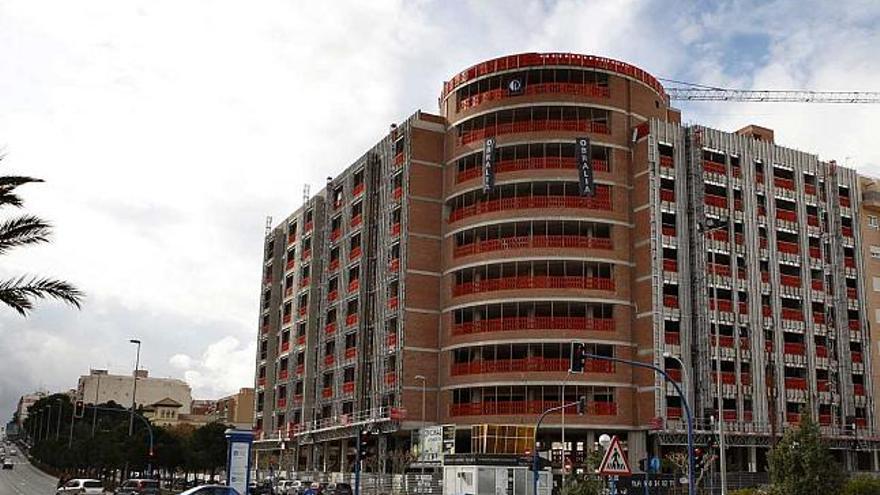 Imagen tomada ayer de uno de los edificios -promoción de oficinas- cuya construcción se ha parado en Alicante