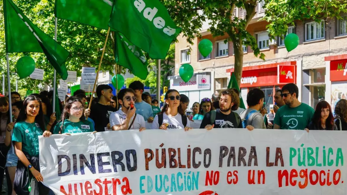 Los estudiantes se suman a la huelga por la educación pública con una gran manifestación: "Vosotros sillones, nosotros barracones"
