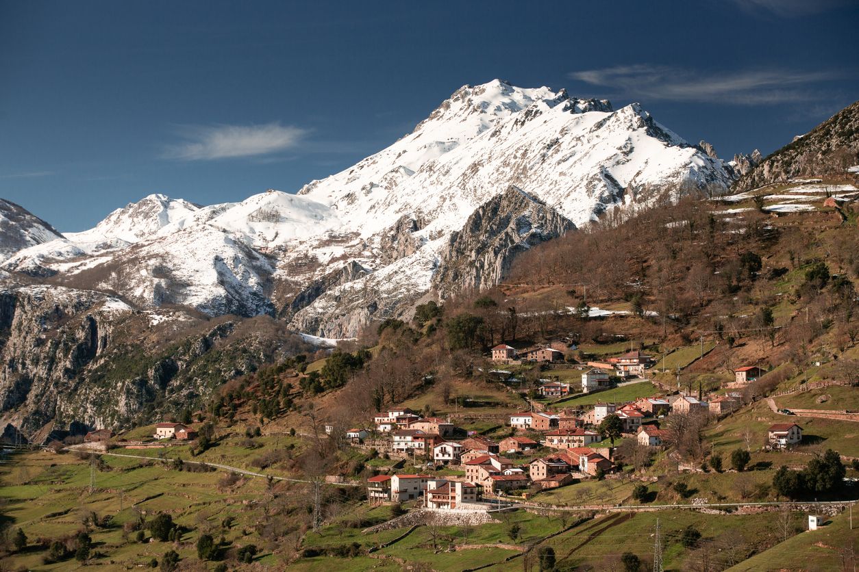 Panorámica de uno de los pueblos que forman el municipio de Peñarrubia, a los pies de los Picos de Europa.