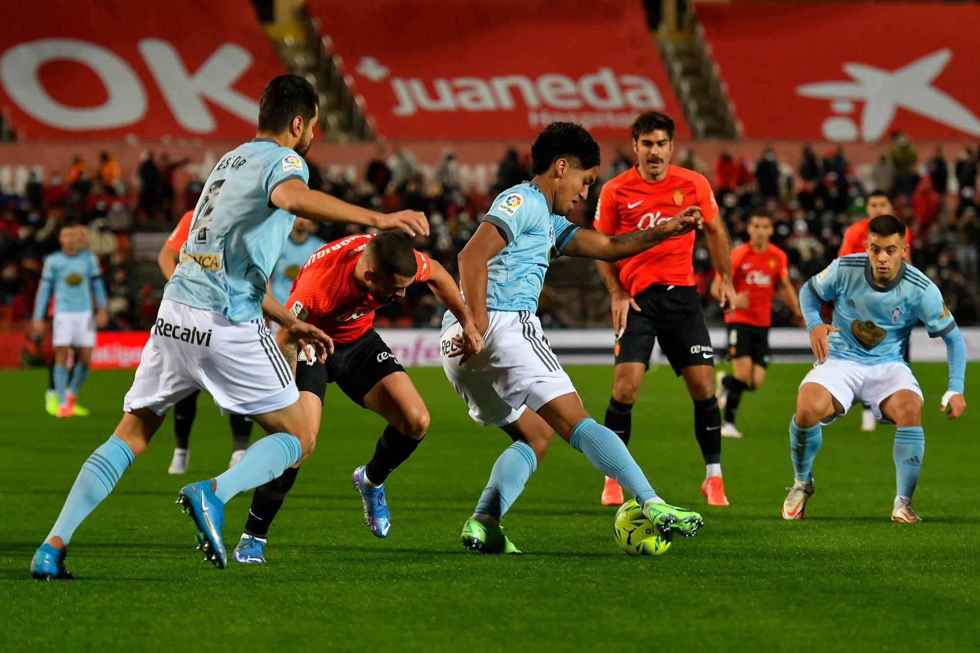 Las mejores imágenes del partido (y del viento) entre el Mallorca y el Celta