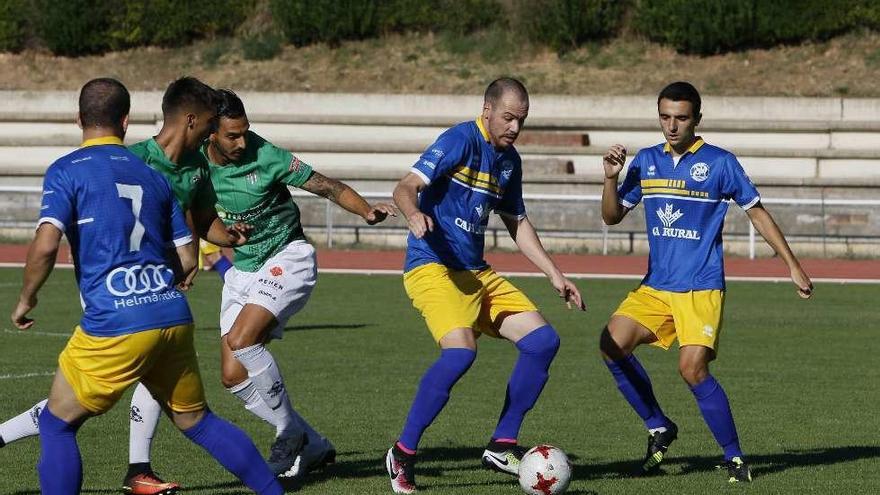 Silveira controla el balón frente al Guijuelo.