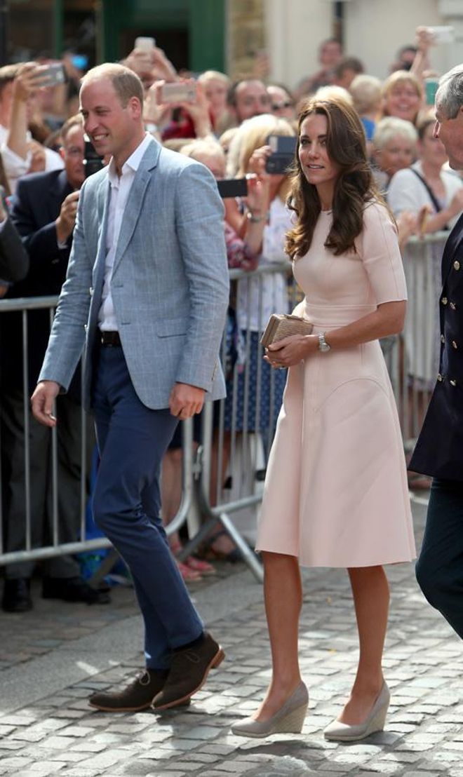 Kate Middleton con vestido rosa junto al Príncipe Guillermo