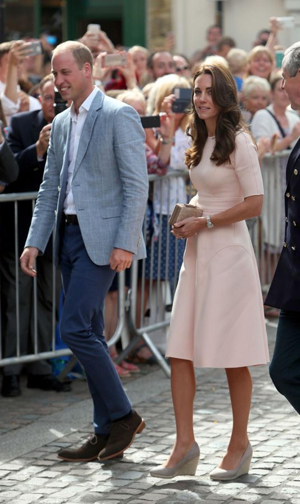 Kate Middleton con vestido rosa junto al Príncipe Guillermo