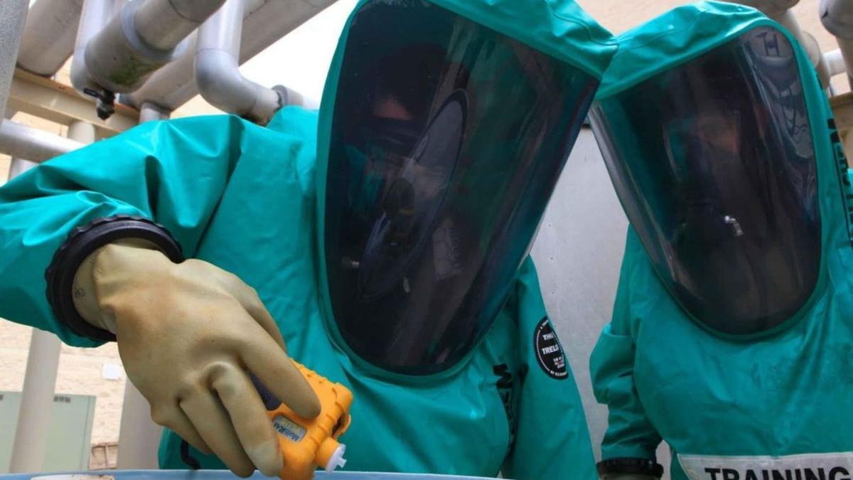 Especialistes en armes químiques manipulant una substància perillosa en una fotografia d’arxiu. | DIARI DE GIRONA