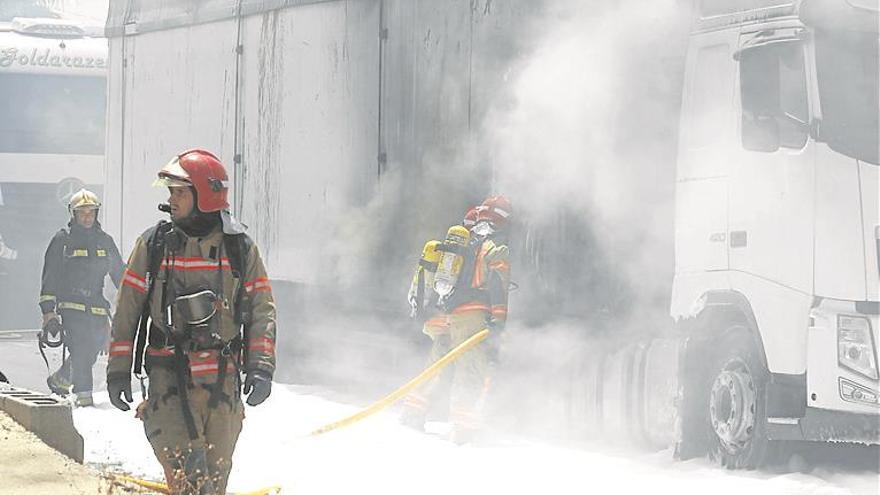 Cincuenta agentes siguen tras la pista del pirómano de Almassora