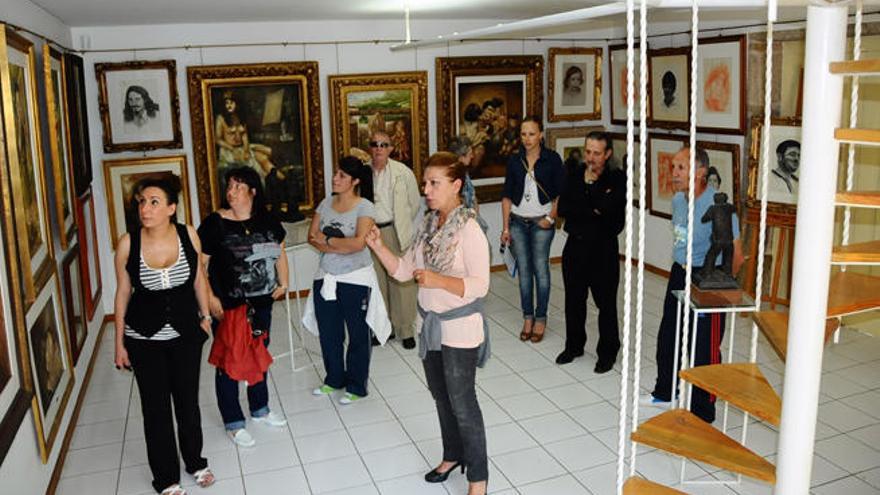 Un grupo de visitantes nunha das salas da Casa Museo A Mangallona de Coiro. // Gonzalo Núñez