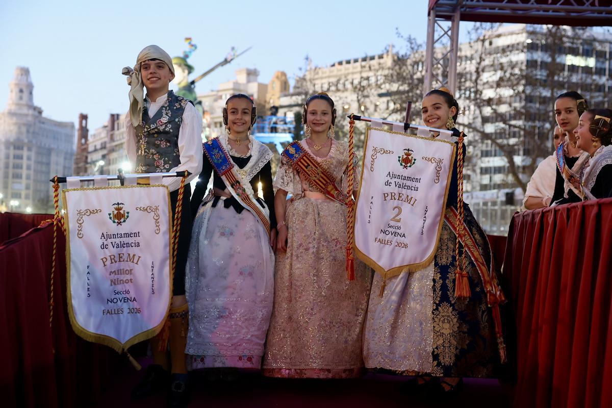 Los infantiles reciben los premios... que casi se pierden