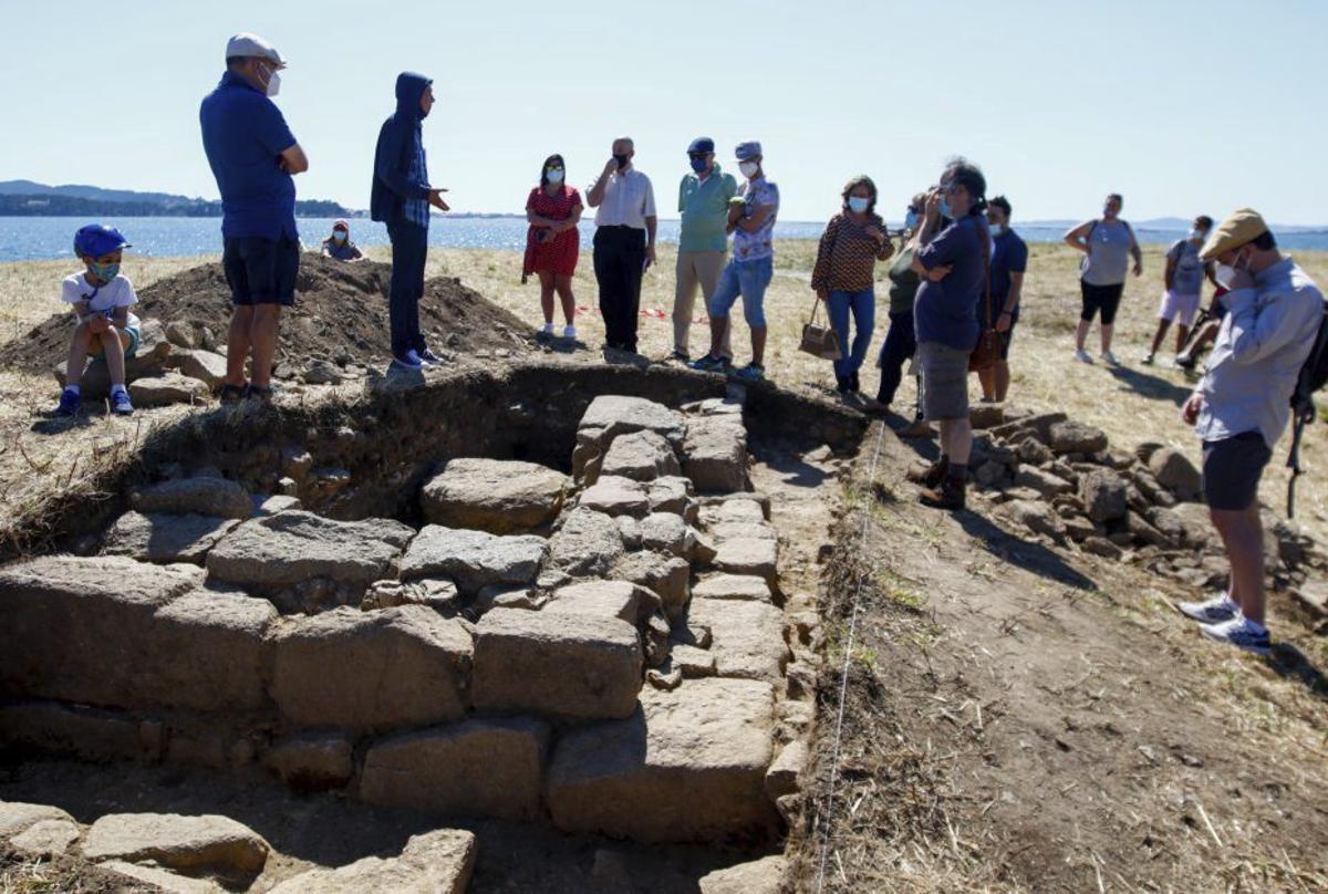 Visitantes a los restos descubiertos en la excavación de 2021. | IÑAKI ABELLA