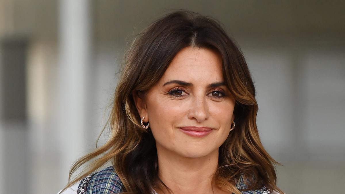 Penélope Cruz desembarca en Venecia con un 'total look' blanco de Chanel